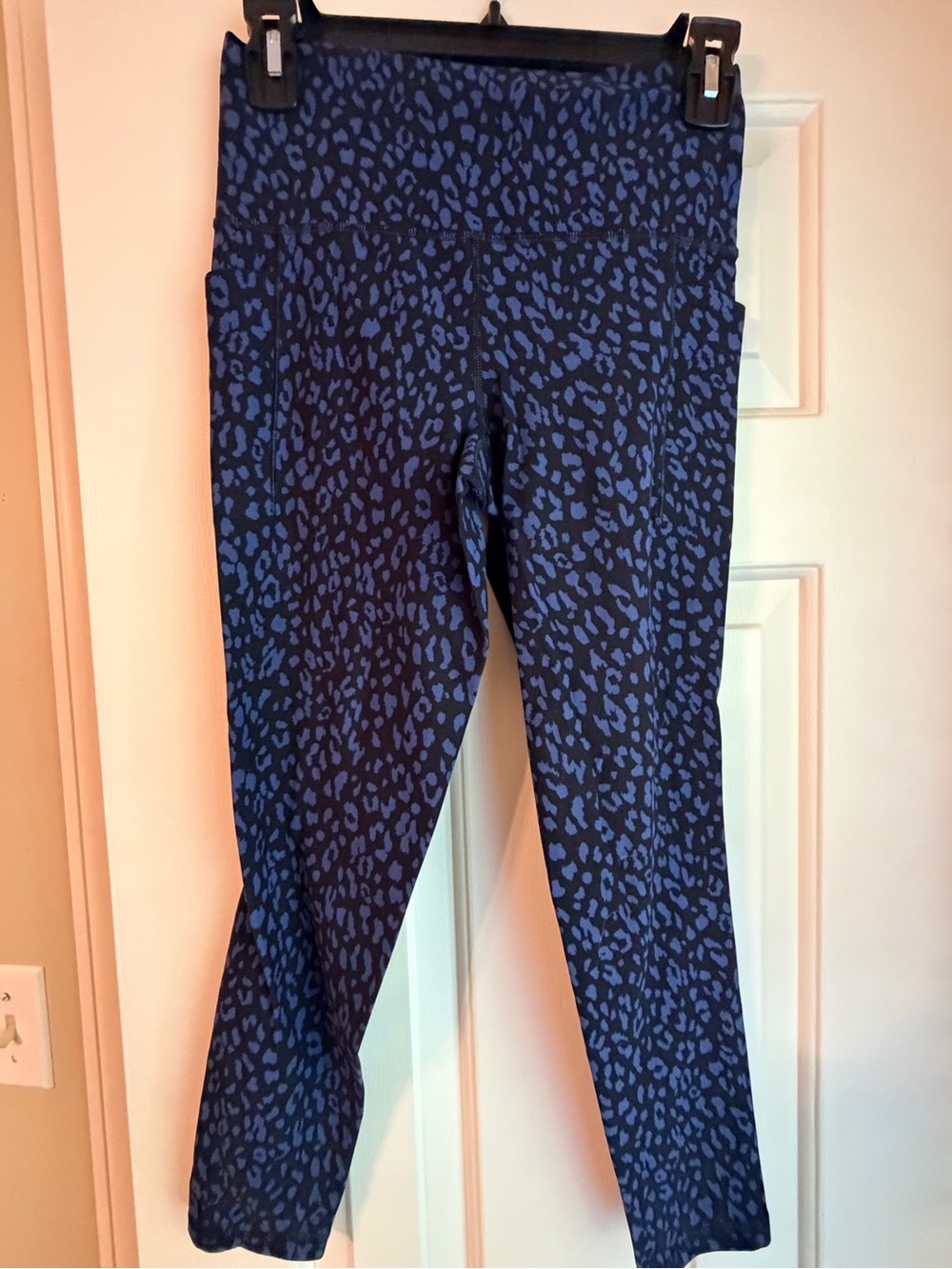 Athleta Salutation Stash pockets 7/8th, Navy and Blue Leopard-Print Legging